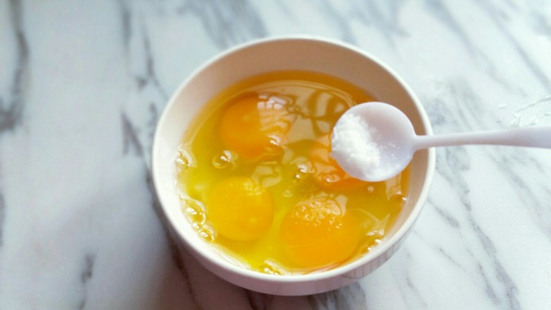 韭菜鸡蛋水饺#附加韭菜不出水秘诀#,加入盐。