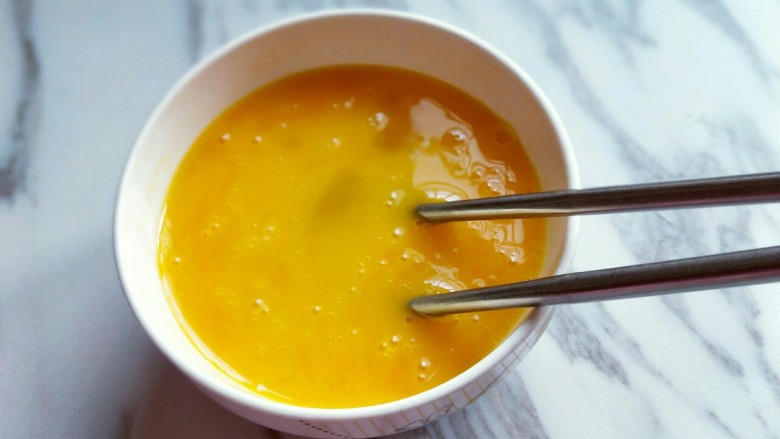 韭菜鸡蛋水饺#附加韭菜不出水秘诀#,用筷子打散。
