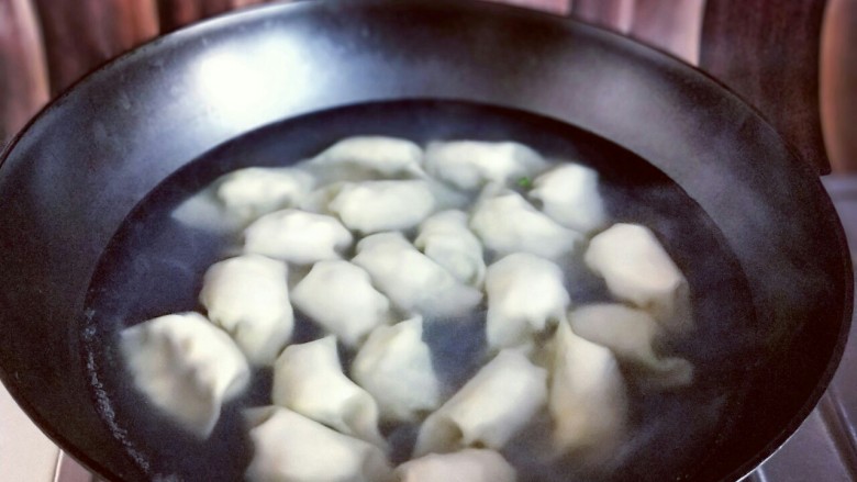 韭菜鸡蛋水饺#附加韭菜不出水秘诀#,锅中加入清水，大火烧开后下饺子。