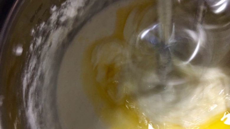 熬糖版-杏仁牛轧糖,把无盐黄油分两次倒入糖锅中，用打蛋器高速混匀即可