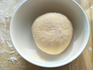 金钱小面包,把揉好的面团放在盆中放温暖处发酵。