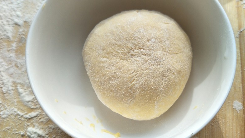 金钱小面包,把揉好的面团放在盆中放温暖处发酵。