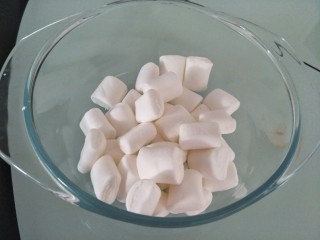 牛轧糖（微波炉版）,准备好100克棉花糖。