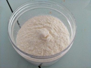 牛轧糖（微波炉版）,准备好60克奶粉。
