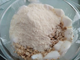 牛轧糖（微波炉版）,接着倒入奶粉。
