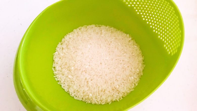 皮蛋瘦肉粥,五常有机大米清洗干净