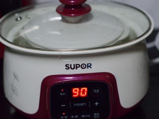 慢炖锅神仙鸡,加盖，按慢炖锅的说明书加入适量水，再盖上整锅的盖子。