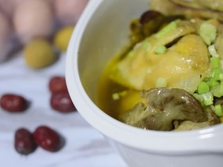 慢炖锅神仙鸡,开锅撒上葱花，并且根据个人口味放盐调味。