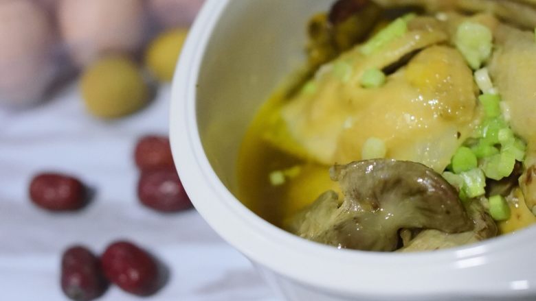 慢炖锅神仙鸡,开锅撒上葱花，并且根据个人口味放盐调味。
