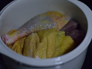 慢炖锅神仙鸡,仔细地码在慢炖锅的容器中，尽量压结实。