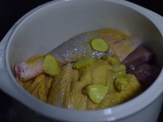 慢炖锅神仙鸡,放上姜片。