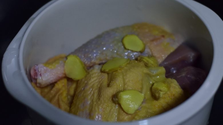 慢炖锅神仙鸡,放上姜片。