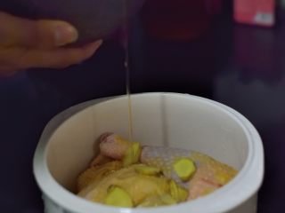慢炖锅神仙鸡,淋上料酒。