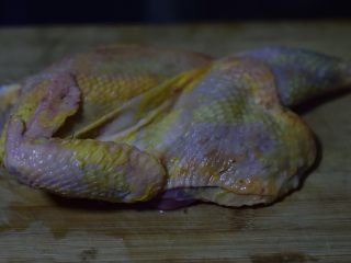 慢炖锅神仙鸡,鸡肉洗净，将头、屁股等剪掉，内脏、淋巴、过多的油脂等摘除。