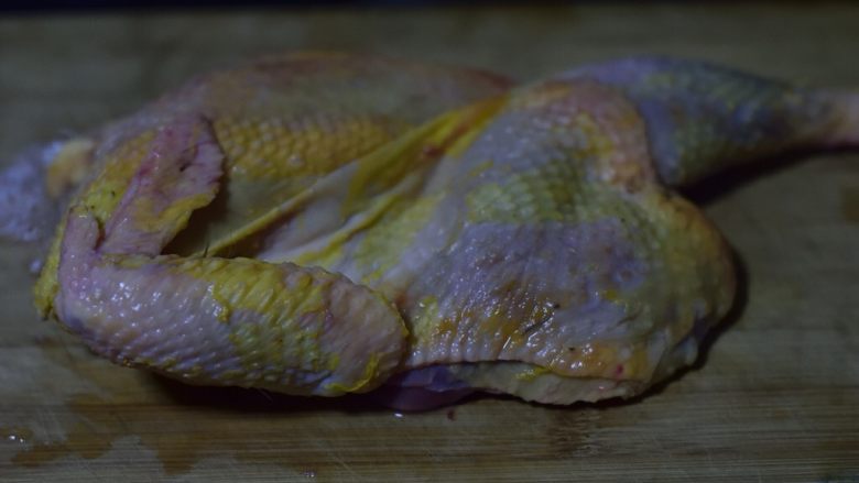 慢炖锅神仙鸡,鸡肉洗净，将头、屁股等剪掉，内脏、淋巴、过多的油脂等摘除。