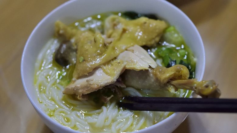 慢炖锅神仙鸡,煮点面条，米线，放点青菜。