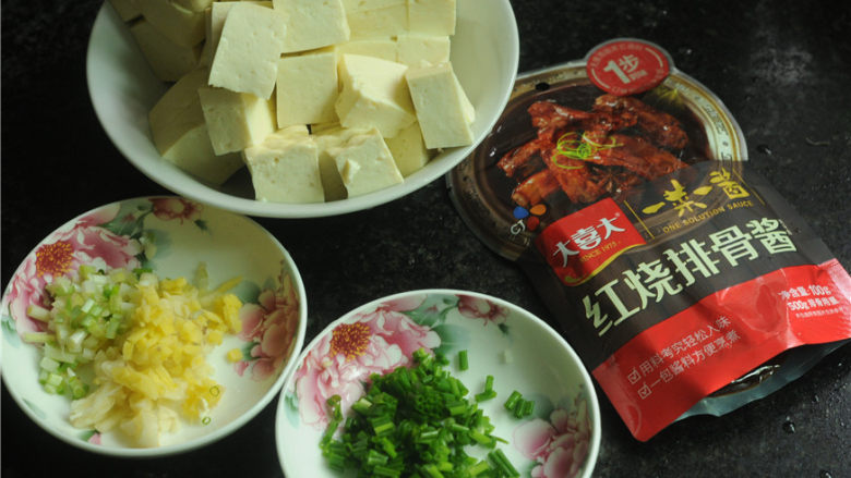 红烧豆腐,<a style='color:red;display:inline-block;' href='/shicai/ 465'>豆腐</a>切成1.5厘米左右的正方形小块，葱姜蒜都切成丁