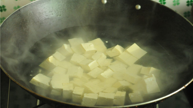 红烧豆腐,烧开一锅水，将豆腐丁倒进去汆烫