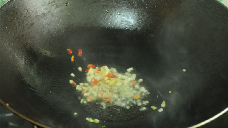 酸辣白菜帮,锅里倒入油，7成热后下葱白、姜蒜末煸炒