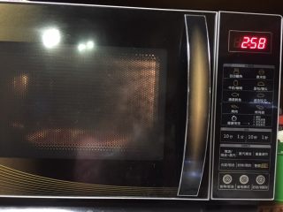 微波炉密技10分钟牙签烤肉,放入微波炉高火再加热3分钟