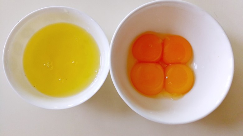 三色黄金蛋,<a style='color:red;display:inline-block;' href='/shicai/ 9'>鸡蛋</a>的蛋白和蛋黄分离开，分别放在容器里面