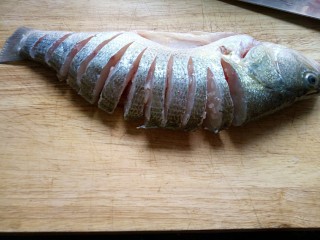 年夜饭&年年有余~清蒸鲈鱼之孔雀开屏,这是切好的鲈鱼形状，把鱼头切下，切鱼的时候手要注意，不要切到了手。