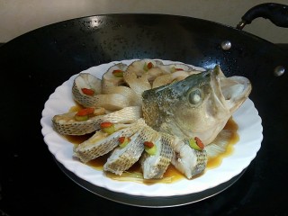 年夜饭&年年有余~清蒸鲈鱼之孔雀开屏,鱼放入锅，蒸8~10分钟，鱼切段比较容易熟，不用蒸太久。