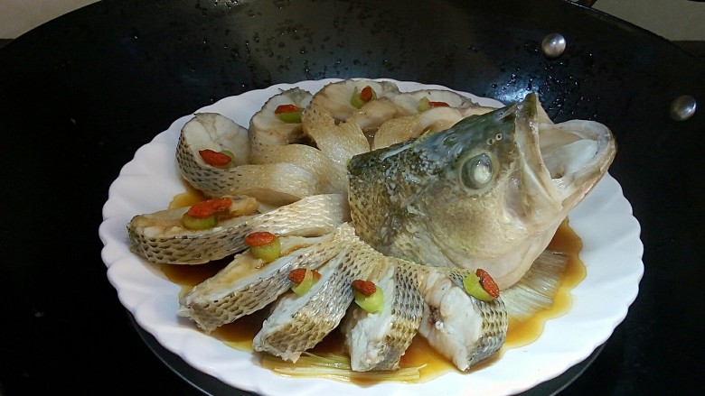 年夜饭&年年有余~清蒸鲈鱼之孔雀开屏,鱼放入锅，蒸8~10分钟，鱼切段比较容易熟，不用蒸太久。