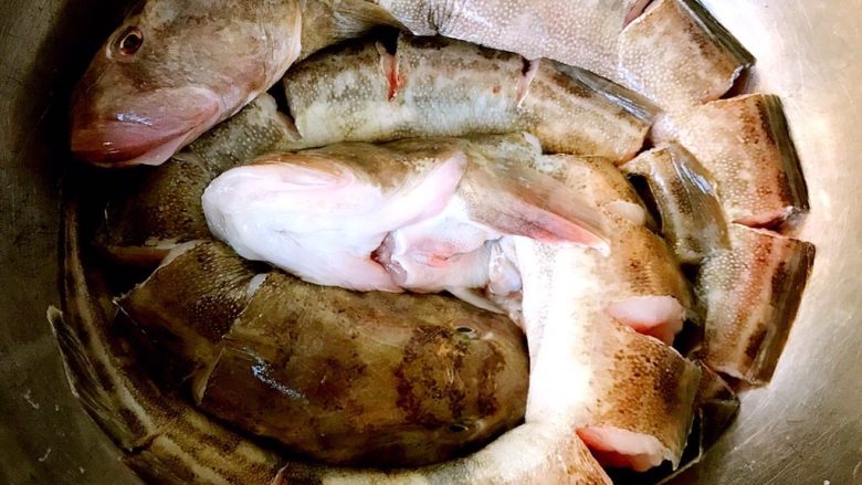 鲶鱼炖豆腐,鲶鱼的背部切成段状但不要切断这样更易于入味