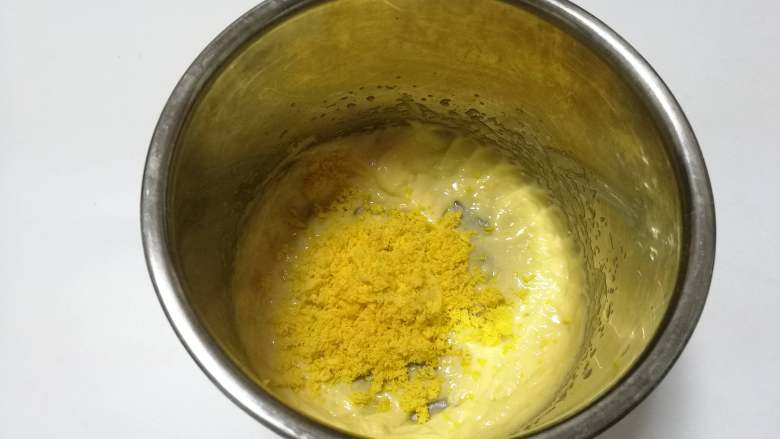 果仁玛格丽特饼干,倒入过筛的蛋黄。
