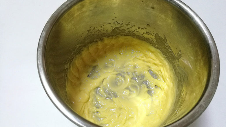 果仁玛格丽特饼干,用打蛋器打发至黄油颜色变浅，呈蓬松状。