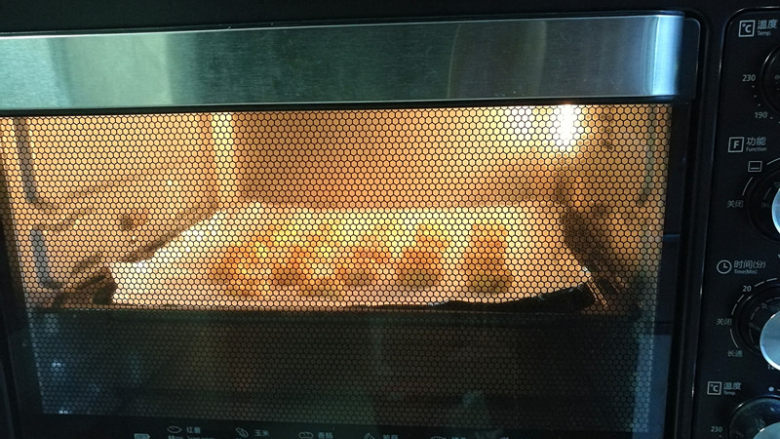 果仁玛格丽特饼干,放入预热好的烤箱中层，150度烤约20分钟。