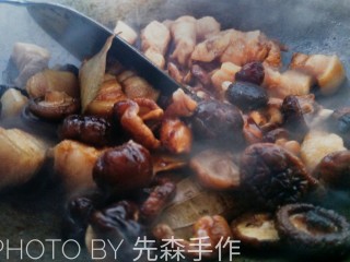 很家常的五花肉＃新春系列＃,香菇泡软从水中捞起来，捏掉水份，倒入锅里。
