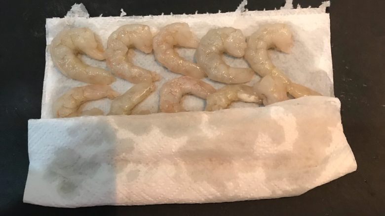 水晶虾仁,用厨房用纸吸去虾仁外面的水分