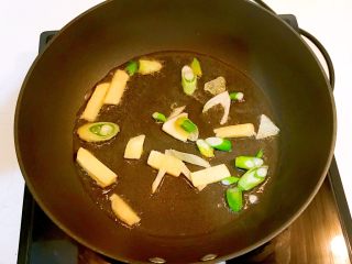 水晶虾仁,炒锅烧热后加入大豆色拉油，油烧热后加入葱花和姜片，炒出香味