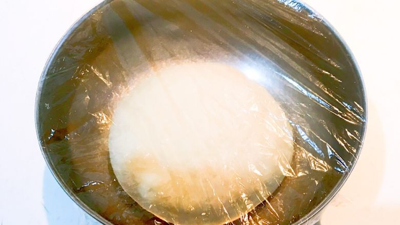 香酥盘丝饼,把面揉成光滑的面团盖上保鲜膜静止15分钟
