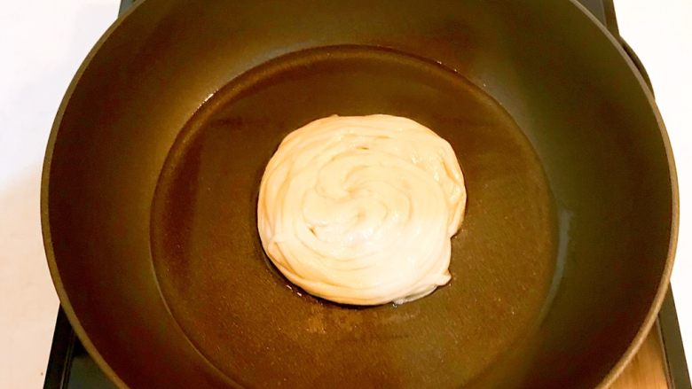 香酥盘丝饼,锅里加入大豆色拉油，油温5分热的时候放入饼坯，小火烙制