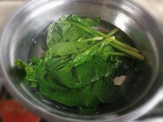 碧绿脆蛋卷,菠菜洗干净以后，焯水变色后捞出