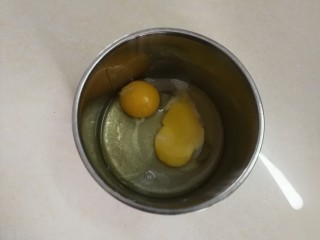 碧绿脆蛋卷,鸡蛋打入盆里，加入糖打均匀