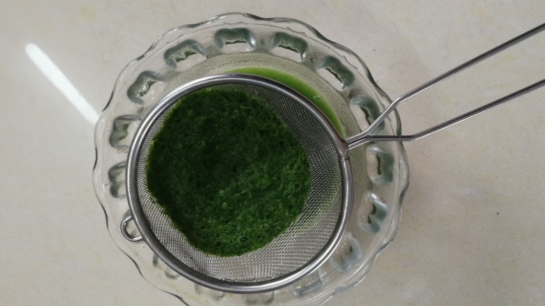 碧绿脆蛋卷,过滤一遍，取汁30g使用