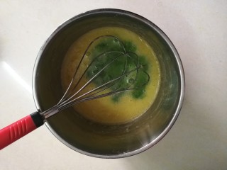碧绿脆蛋卷,加入菠菜汁拌匀