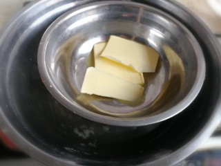 碧绿脆蛋卷,黄油隔热水加热