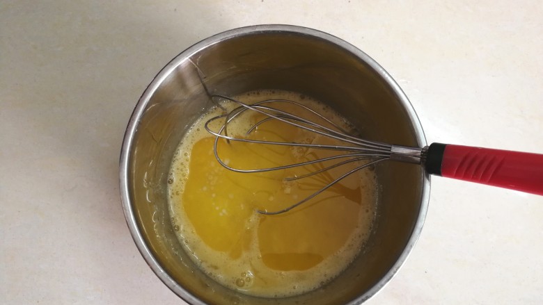 碧绿脆蛋卷,加入黄油（可换成等量色拉油）充分搅拌均匀