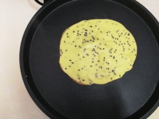 碧绿脆蛋卷,加热至边缘焦黄后翻面，煎至面饼看起来收干水分，有点焦的时候取出
