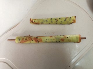 碧绿脆蛋卷,趁热用筷子卷起来，完成~