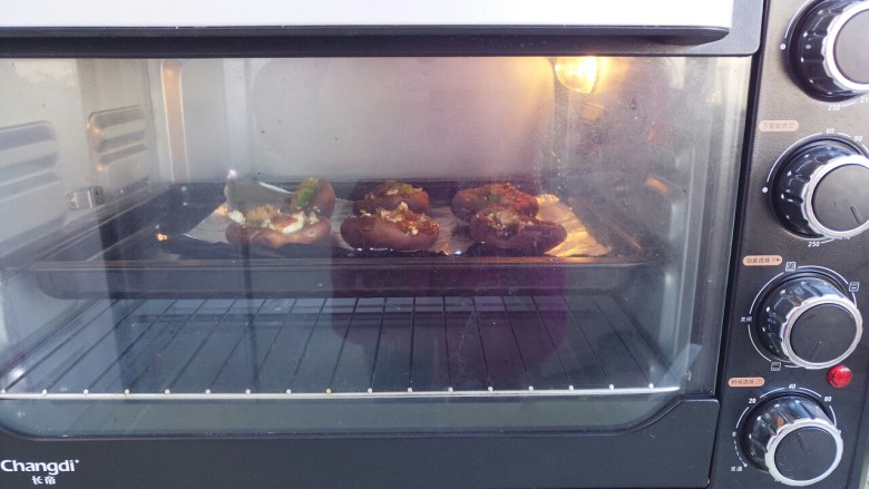 火腿肠青椒烤香菇,入烤箱烤，200度上下火，烤10分钟