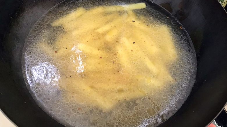 白菜薯仔汤,加适量热开水，转大火，水煮开之后转小火，盖上锅盖继续煮5.6分钟的样子