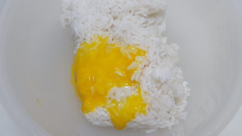 鸣门海鲜炒饭,蛋黄加入米饭中