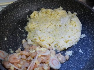 鸣门海鲜炒饭,将米饭放入，翻炒至蛋液凝固