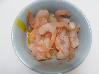 鸣门海鲜炒饭,将蛋白蛋黄分离。蛋白加入虾仁中